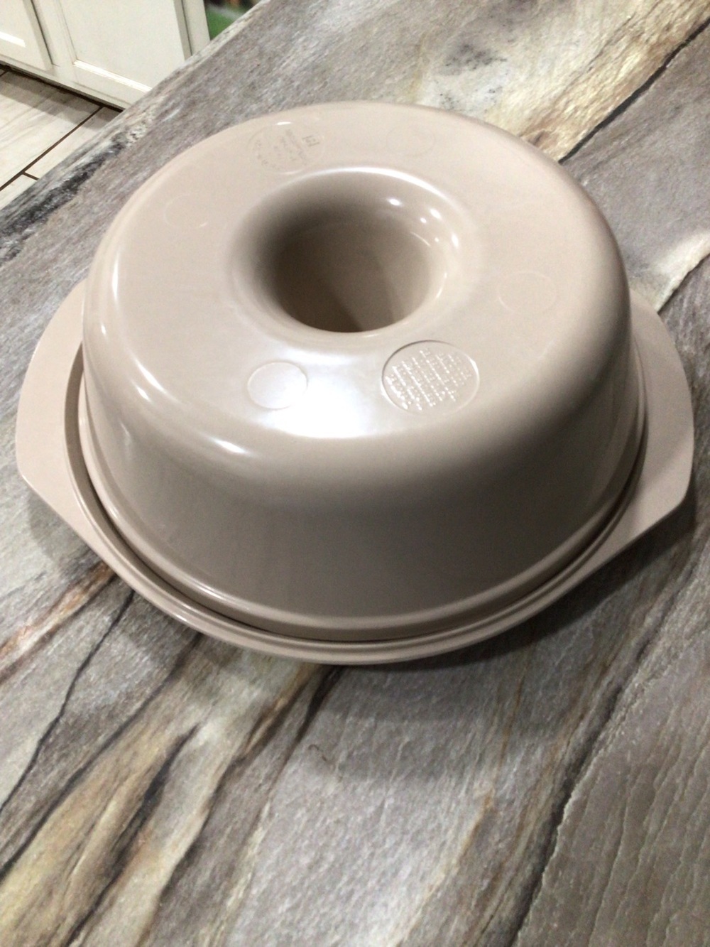 Vintage Anchor Hocking Microware Bundt Cake Pan Lid Beige USA PM459 PM480